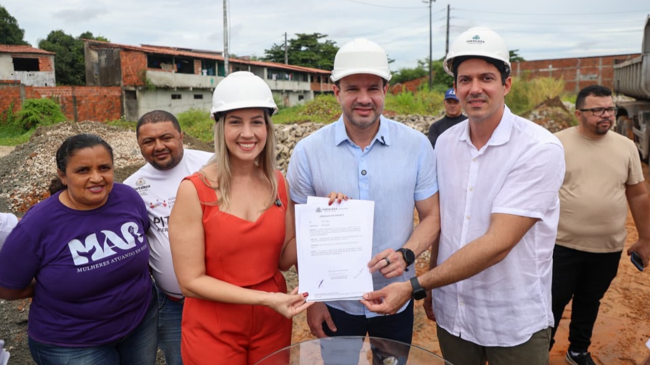 O prefeito em exercício, Leo Couto, gestores e representantes da Prefeitura posam para foto no local da obra segurando a ordem de serviço assinada